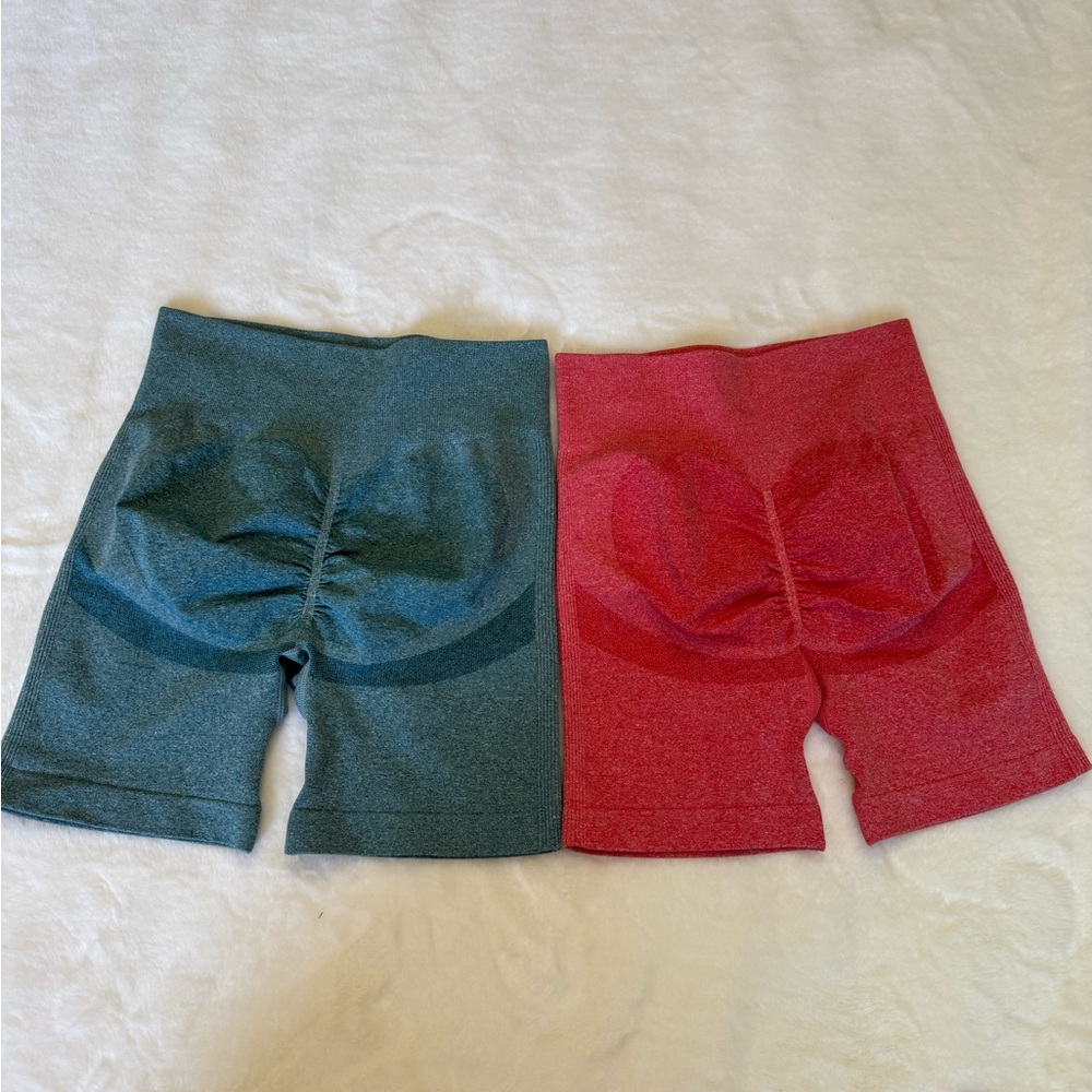 WOMEN’S GLITTERY ACTIVE SHORTS SET – SIZE MEDIUM - Picture 4 of 11
